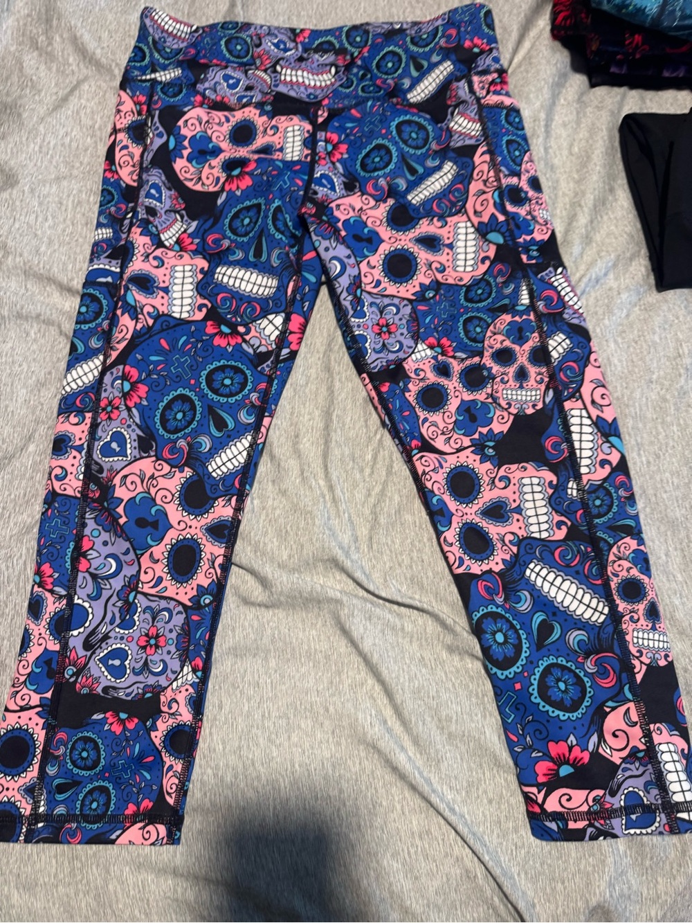 CVG Cotton Candy Skulls Capri Leggings Size L